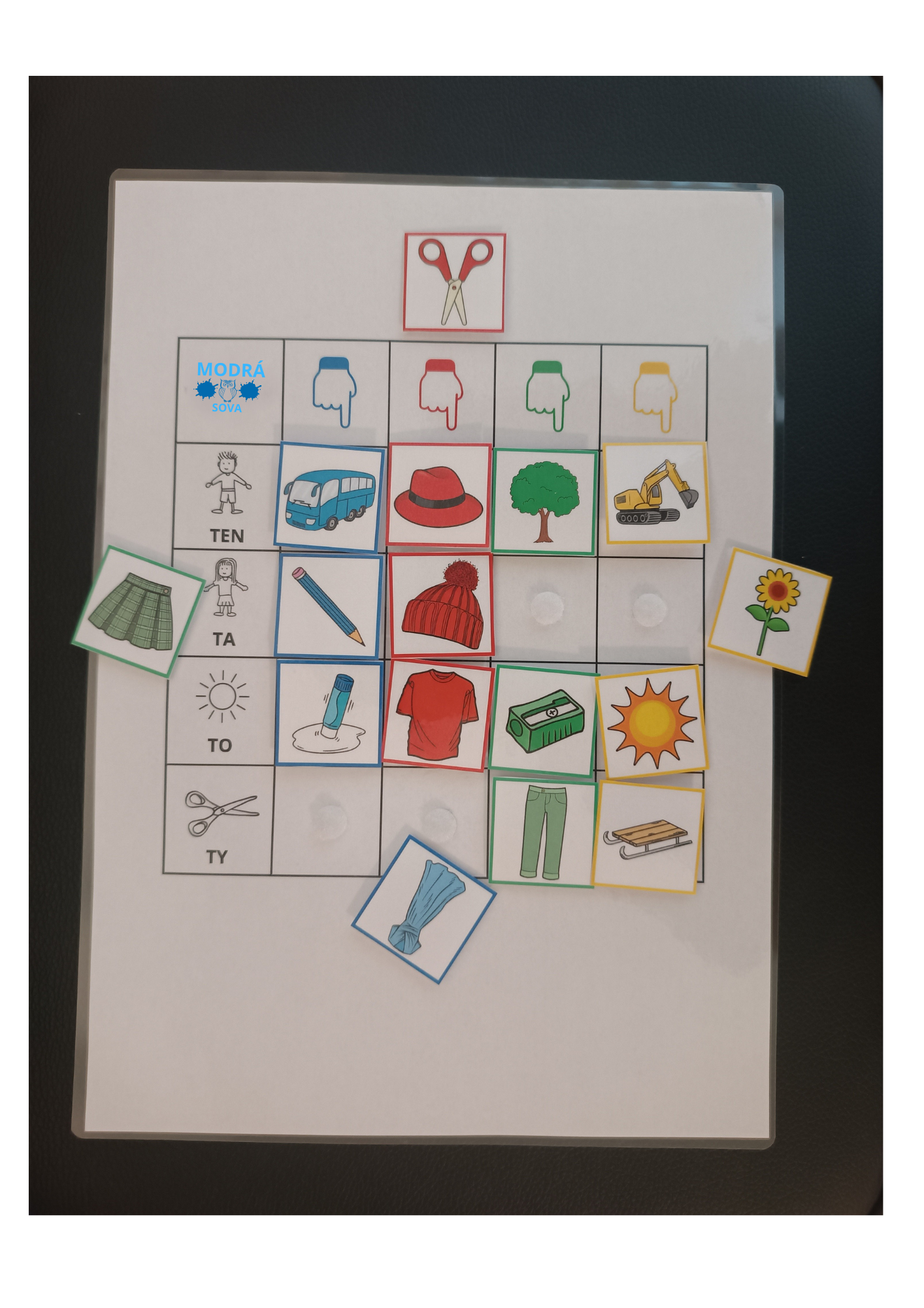 Rody podstatných jmen a barvy (32 karet)